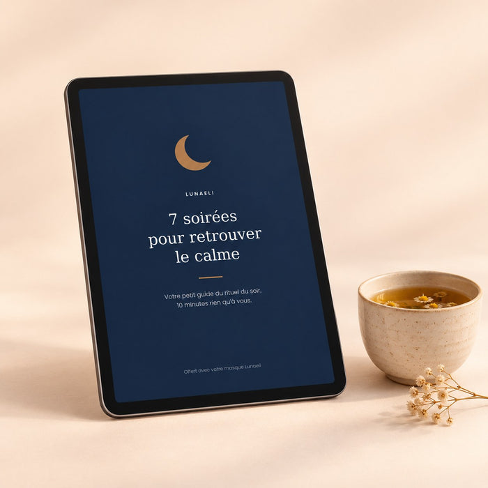 La couverture du guide 7 soirées sur une tablette, à côté d'une tisane